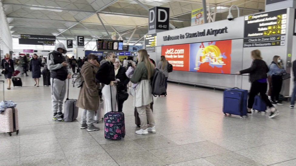 Stansted airport offers passenger advice amid staff shortages - BBC