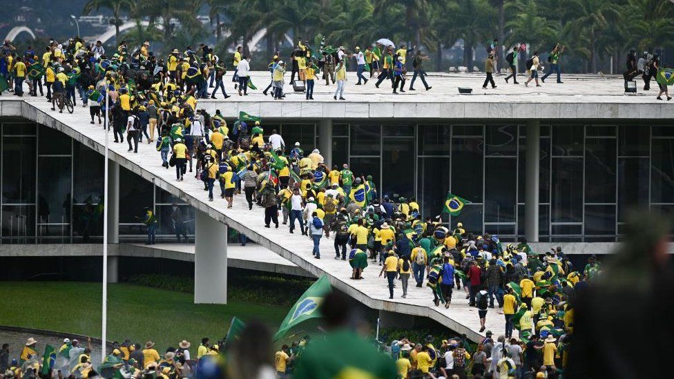 Сторонники Болсонару штурмуют Национальный Конгресс в Бразилиа, Бразилия, 8 января 2023 г.