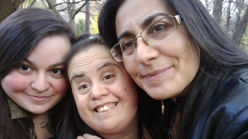 Francie Munoz (centre) with her mother Pamela (right) and sister Yasmine.