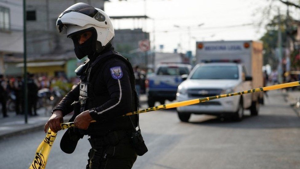 Полиция оцепила место преступления в Гуаякиле, 1 ноября