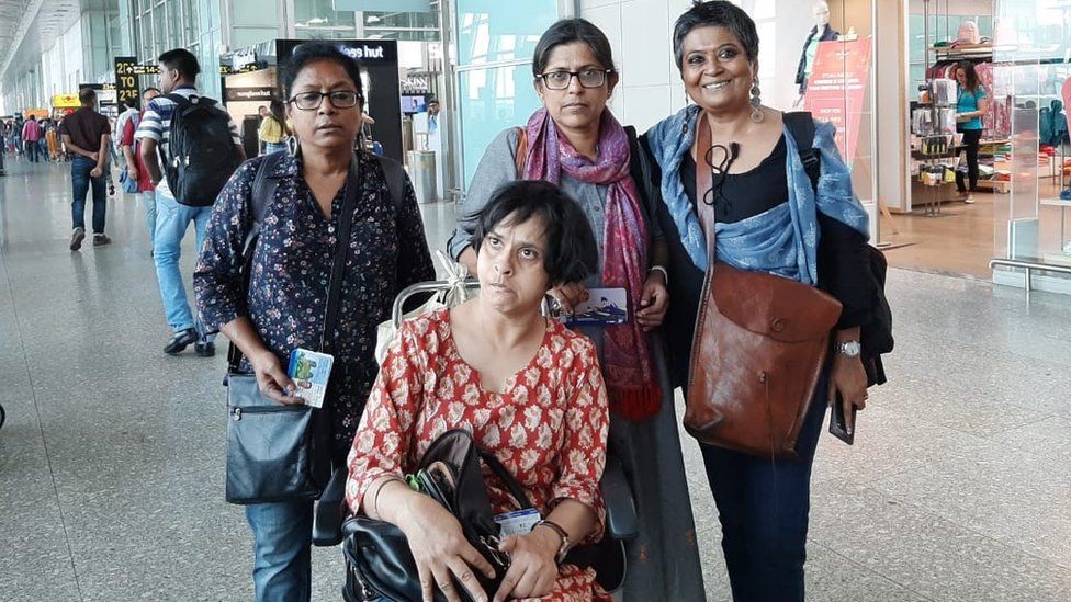 Активисты-инвалиды Куху Дас (стоит слева) и Джиджа Гош (сидит) в аэропорту Калькутты