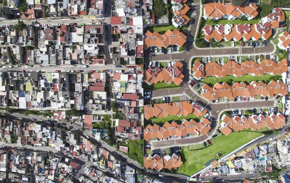 Toma aérea que muestra el contraste entre barrios ricos y pobres en Santa Fe, Ciudad de México, México.