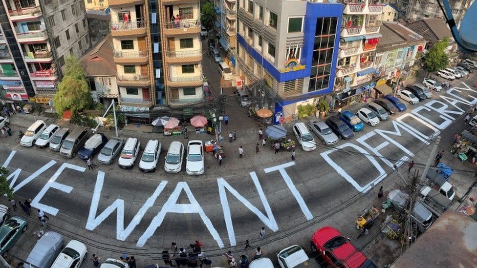 «Мы хотим демократии» написано на улицах Янгона, Мьянма
