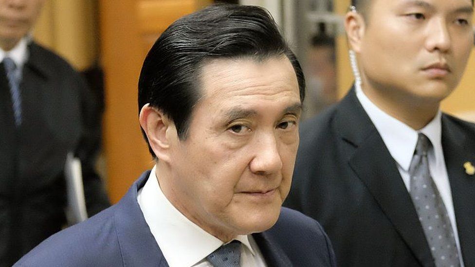 Former Taiwan president Ma Ying-jeou (C) arrives at the Taipei District Court on 10 January 2017