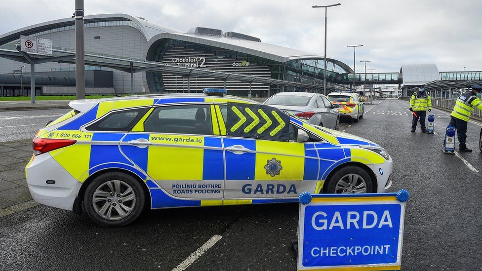 Офицеры Гарда (ирландская полиция) следят за водителями, чтобы проверить, есть ли у них веская причина для поездки в аэропорт Дублина