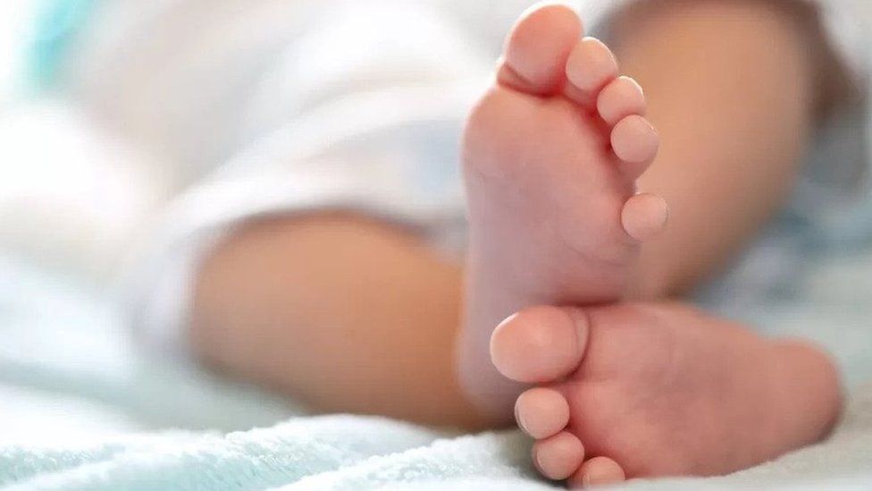Die Füße eines neugeborenen Kindes