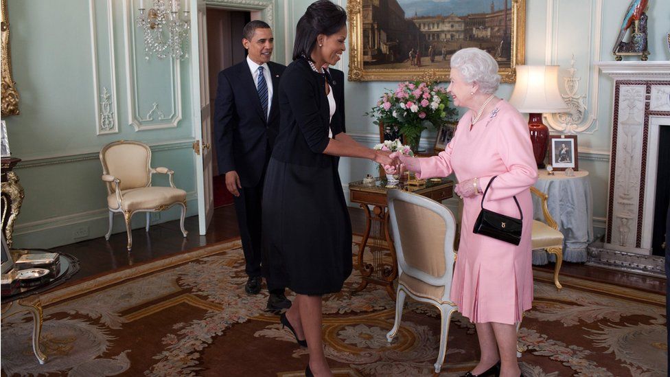Michelle Obama greeting the Queen at Buckingham Palace on 1 April 2009