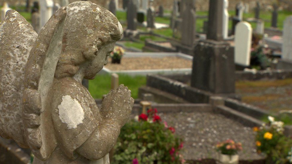 statue of angel praying