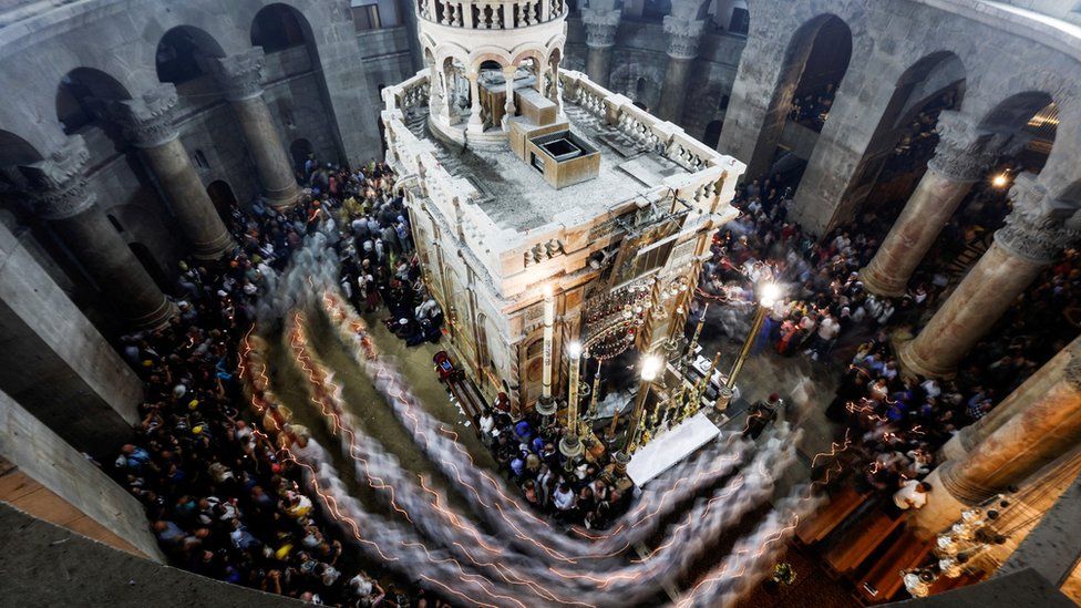 Christian worshippers attend Mass in the Church of the Holy Sepulchre in Jerusalem (9 April 2023)