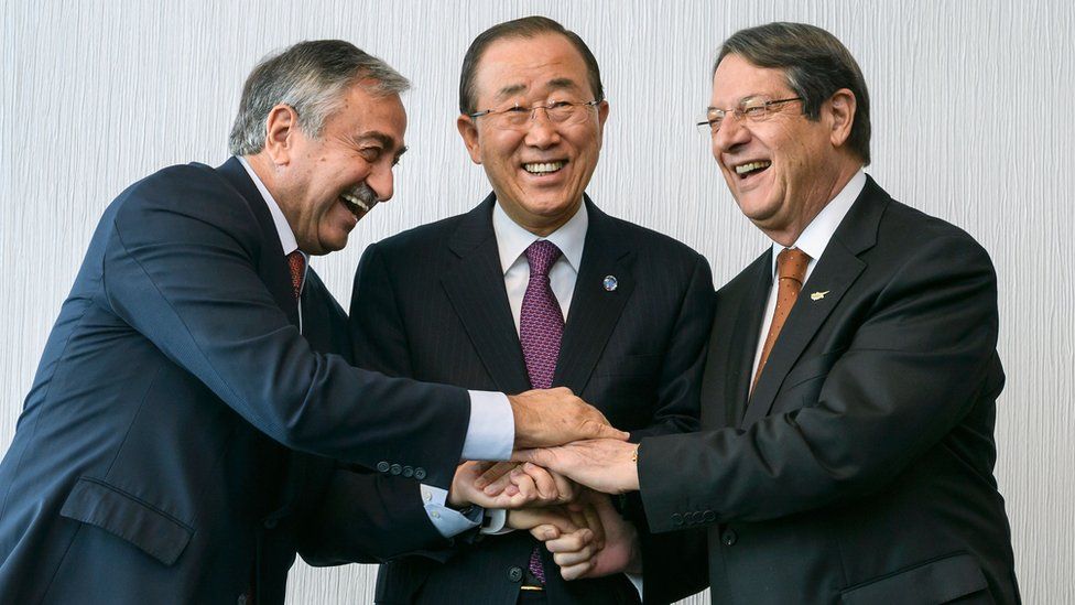 UN Secretary-General Ban Ki-moon (C) with Turkish Cypriot leader Mustafa Akinci (L) and Cyprus President Nicos Anastasiades