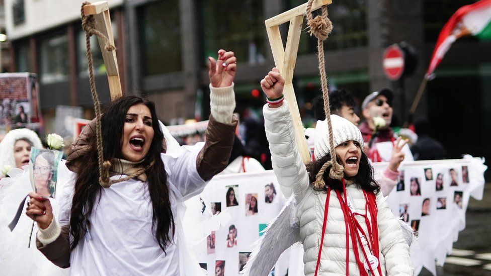 Фото из архива, на котором демонстранты маршируют по Лондону в знак протеста против казни протестующих Ираном, 8 января 2023 г.