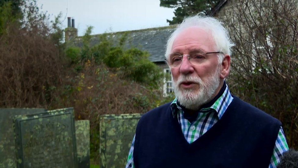 Grave of Dickens' Marley 'inspiration' visited by relative - BBC News