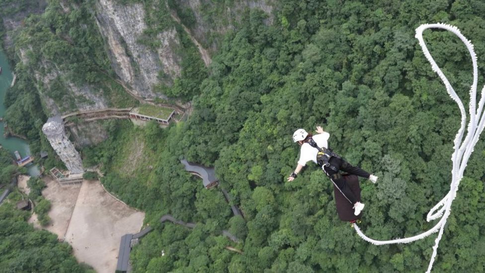 World's first ever bungee jumper David Kirke dies BBC News(02)