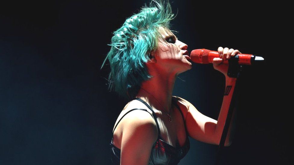 Hayley Williams performing with Paramore