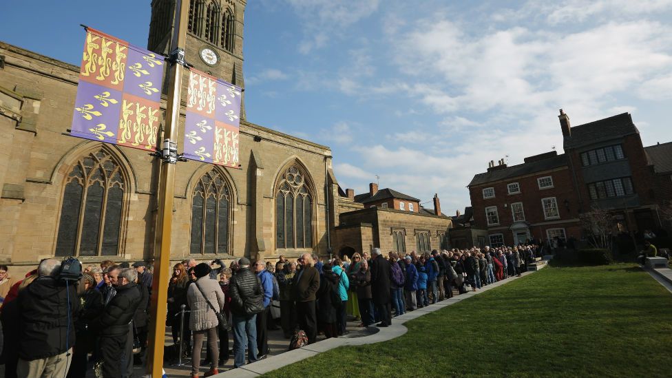 People queue to view Richard III's coffin