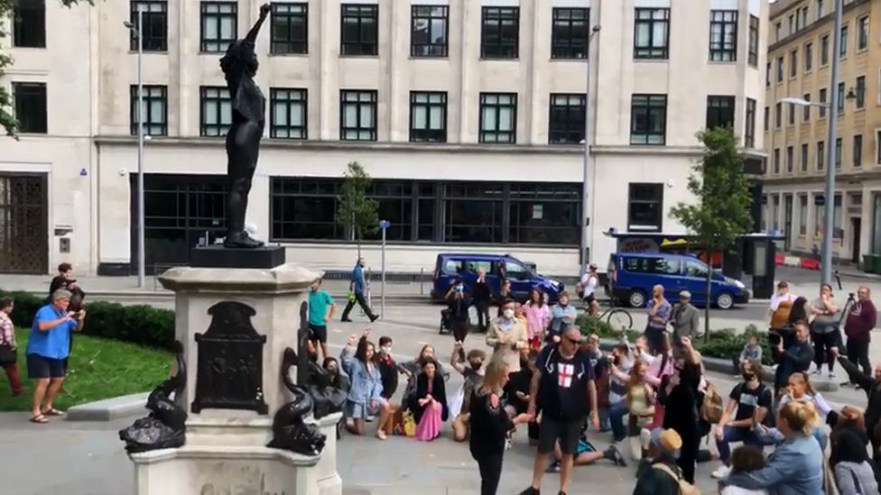 Crowds around the statue