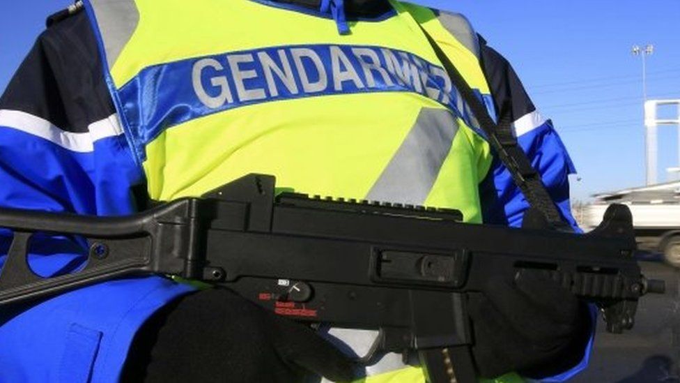 Вооруженный французский жандарм. Файл фото