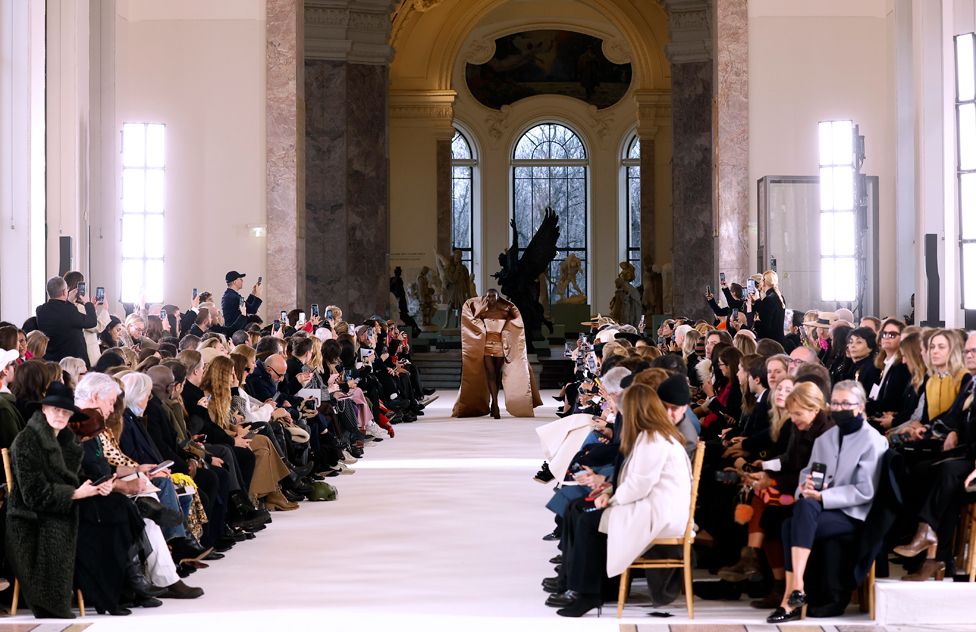Модель идет по подиуму во время показа Schiaparelli Haute Couture Spring Summer 2023 в рамках Парижской недели моды 23 января 2023 года в Париже, Франция.