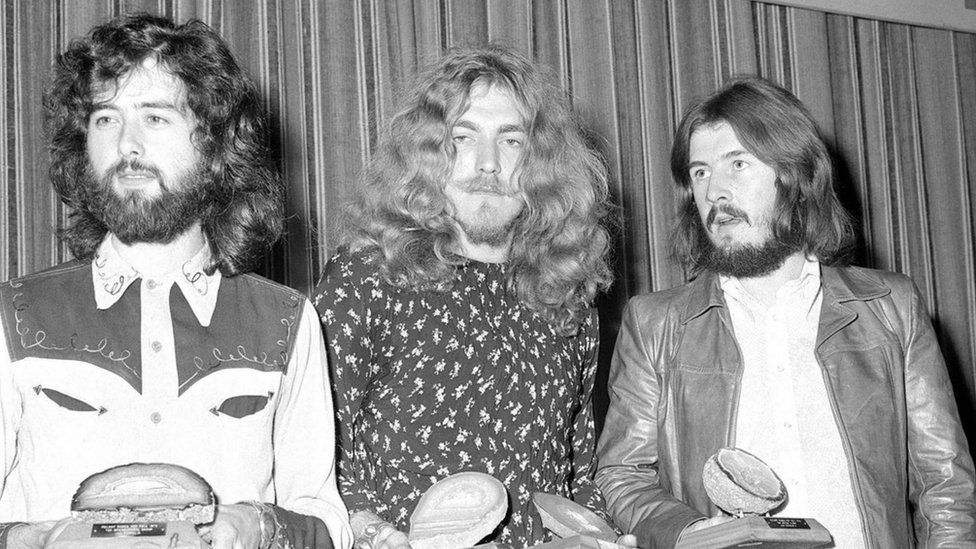 Джимми Пейдж, Роберт Плант и Джон Бонэм из рок-группы Led Zeppelin на церемонии вручения награды Melody Maker в 1970 году.
