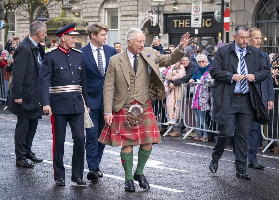 The King meets the public in Aberdeen
