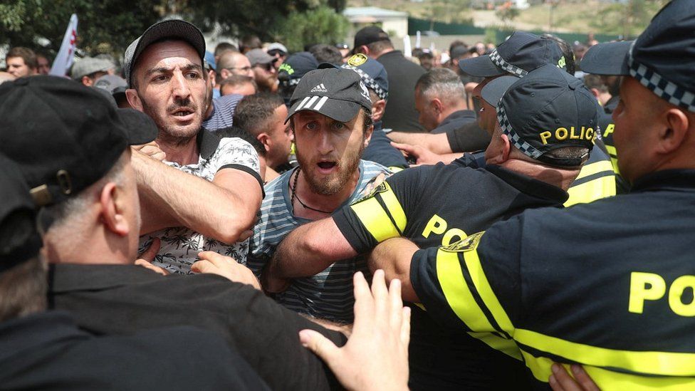 Тбилисские протестующие против ЛГБТ устроили потасовку с полицией, 8 июля 23