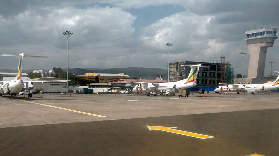Самолеты на взлетной полосе в аэропорту Аддис-Абеба Боле