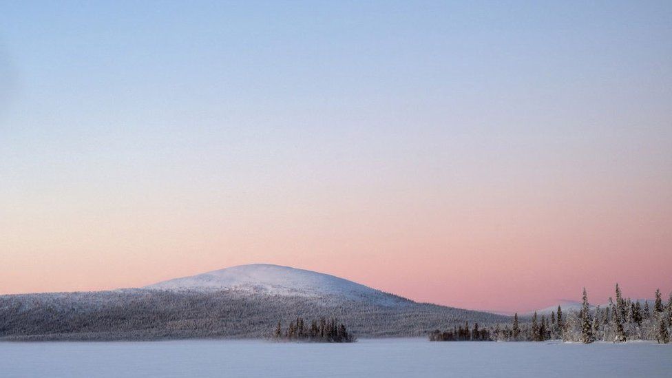 Восход солнца над замерзшим озером Джересярви 20 февраля 2020 года в финской Лапландии