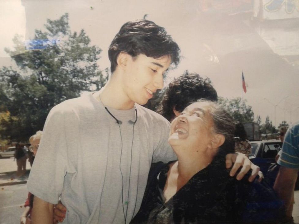 Luis Recabarren junto a su abuela Ana González