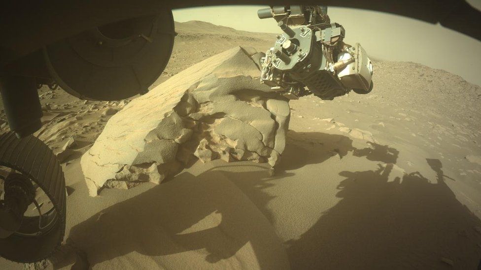 Perseverance rover inspects "Bunsen Peak"