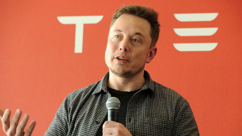 Илон Маск, основатель Tesla и новый владелец Twitter, произносит речь