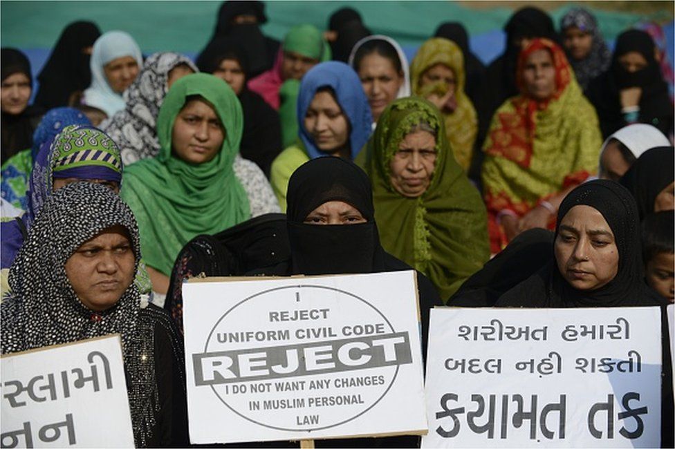 Индийские женщины-мусульманки участвуют в митинге против Единого гражданского кодекса (UCC), запрещающего практику «тройного талака» в Ахмедабаде, 4 ноября 2016 г. Индуистское националистическое правительство премьер-министра Индии Нарендры Моди заявило, что хочет заменить спорный практика тройного талака, которая позволяет мужчинам-мусульманам мгновенно развестись со своими женами одним словом, с новым единым гражданским кодексом, применимым ко всем религиозным группам.