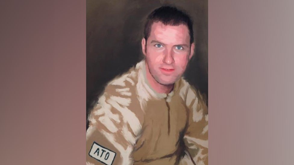 Redditch veteran completes portraits of fallen soldiers - BBC News