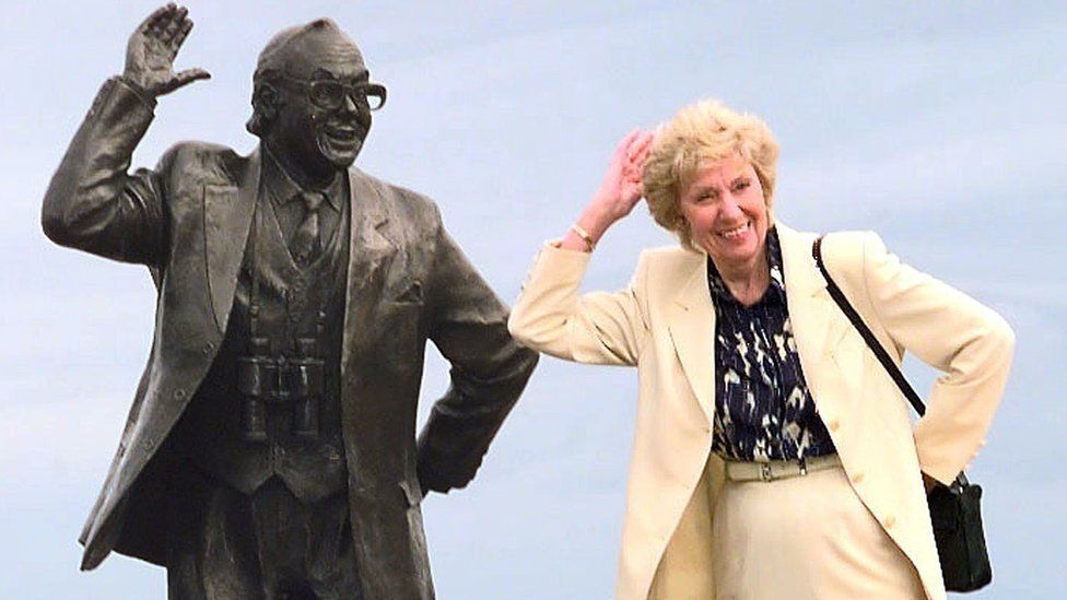 Joan Morecambe and her husbands statue in Morecambe