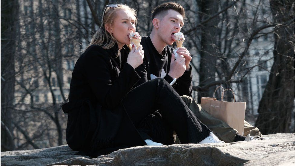 Le persone si godono un pomeriggio a Central Park a Manhattan, NY