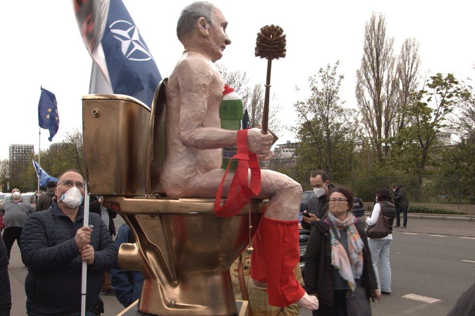 Demonstrators with Putin effigy