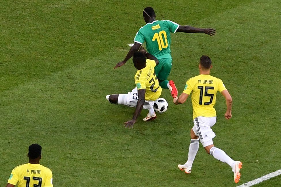 Colombia's defender Davinson Sanchez (L) vies for the ball with Senegal"s forward Sadio Mane (R)during the Russia 2018 World Cup Group H football match between Senegal and Colombia at the Samara Arena in Samara on June 28, 2018.