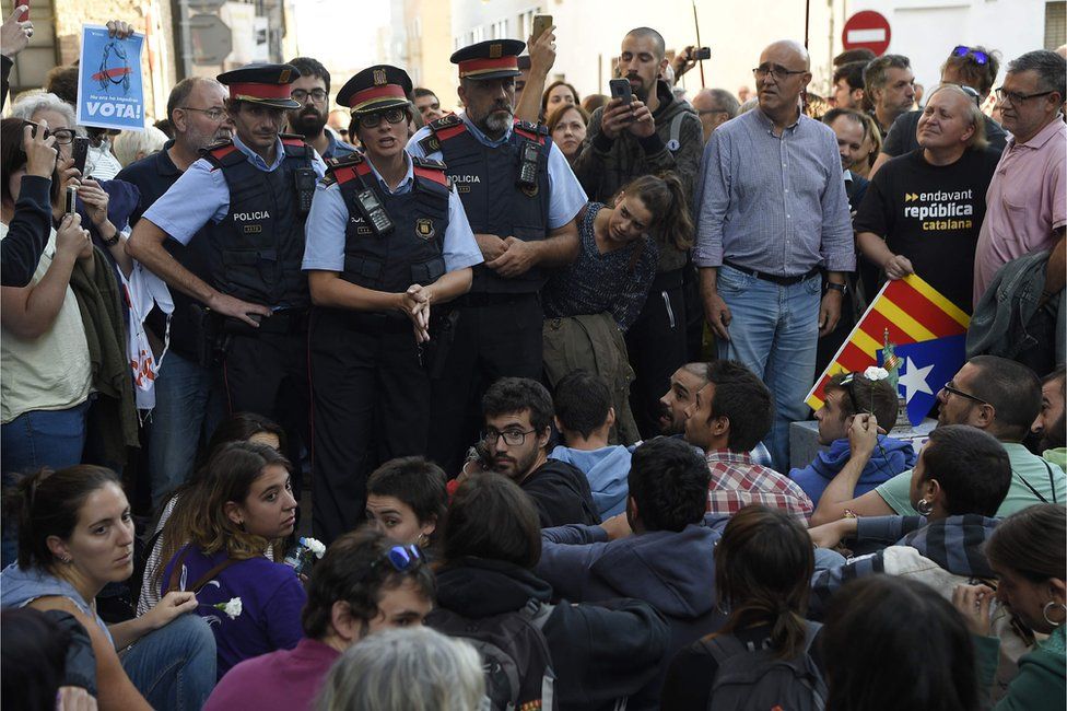 Catalan police talk to protesters outside Unipost office in Terrassa on 19 Sept