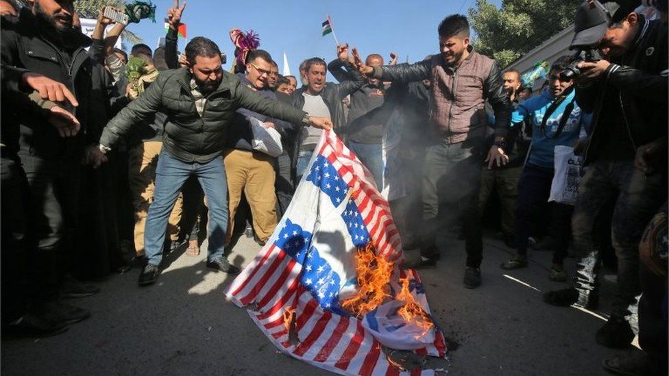 Protesters in Baghdad burn US and Israeli flags (08/12/17)
