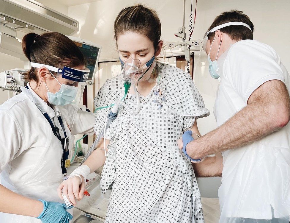 La doctora Catherine McCarroll recibe ayuda médica tras su doble trasplante de pulmón