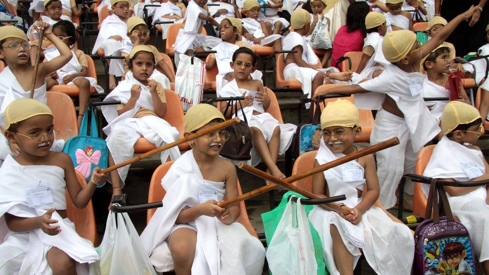 DISTRICT KATNI, INDIA - OCTOBER 02, 2019: Indian school children fancy dress  at road show for Mahatma Gandhi Jayanti national events Stock Photo - Alamy