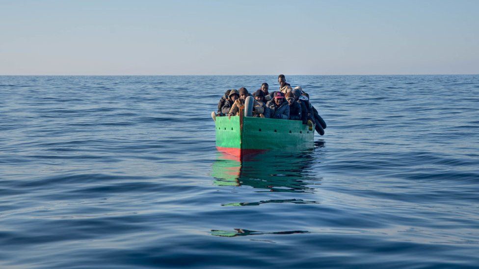 Лодка с мигрантами у побережья Туниса