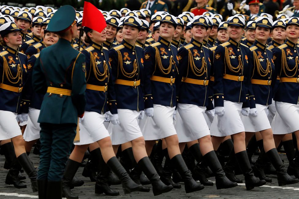 Vladimir Putin praises military at WW2 victory parade - BBC News