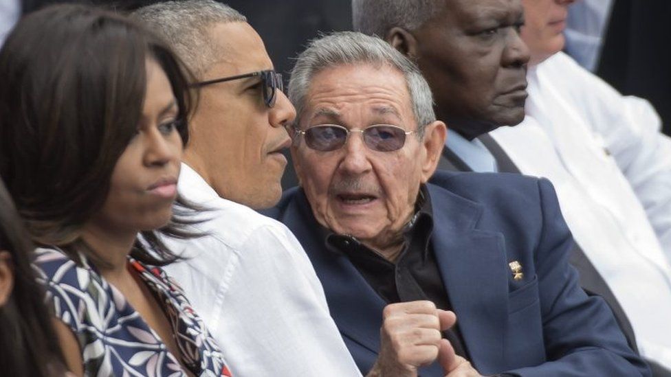 Президент США Барак Обама (в центре) разговаривает с президентом Кубы Раулем Кастро (справа), когда они вместе с Мишель Обамой (слева) посещают бейсбольный матч в Гаване