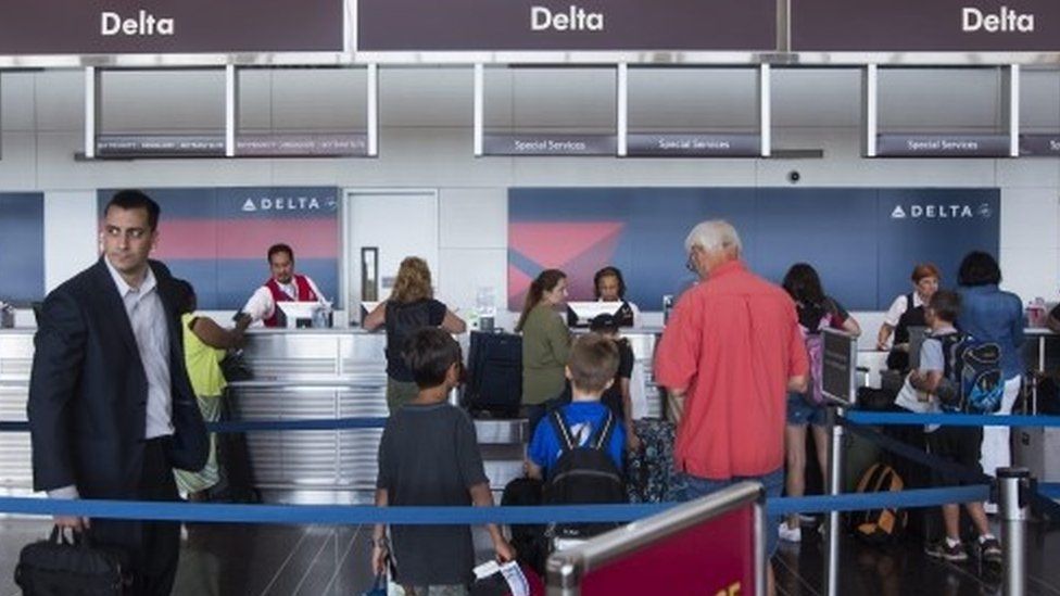 Delta passengers wait to check-in at Washington Reagan Airport, in Arlington, Virginia (08 August 2016)