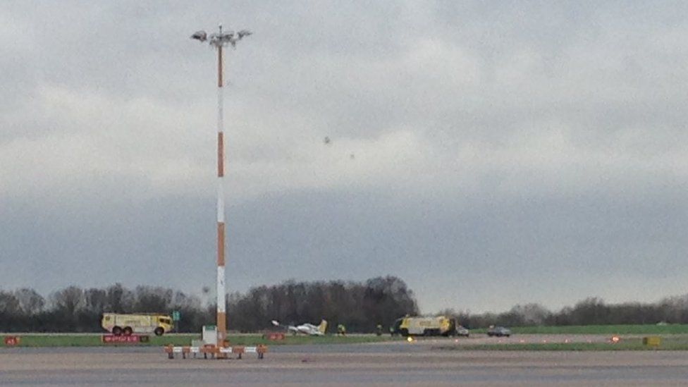 East Midlands Airport Closed After Landing Gear Problem - Bbc News