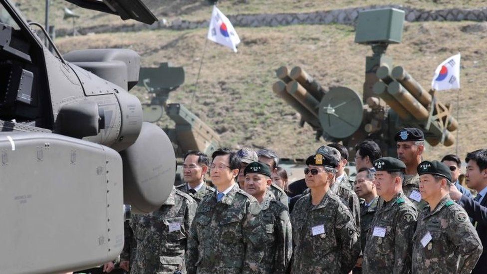 South Korean acting President Hwang Kyo-ahn (centre, front) inspects a variety of firearms during a firing drill in Pocheon, north of Seoul (26 April 2017)
