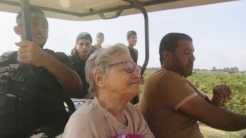 Një foto nga një video që tregon 85-vjeçarin Yaffa Adar duke u transportuar në një karrocë golfi nga njerëz të armatosur