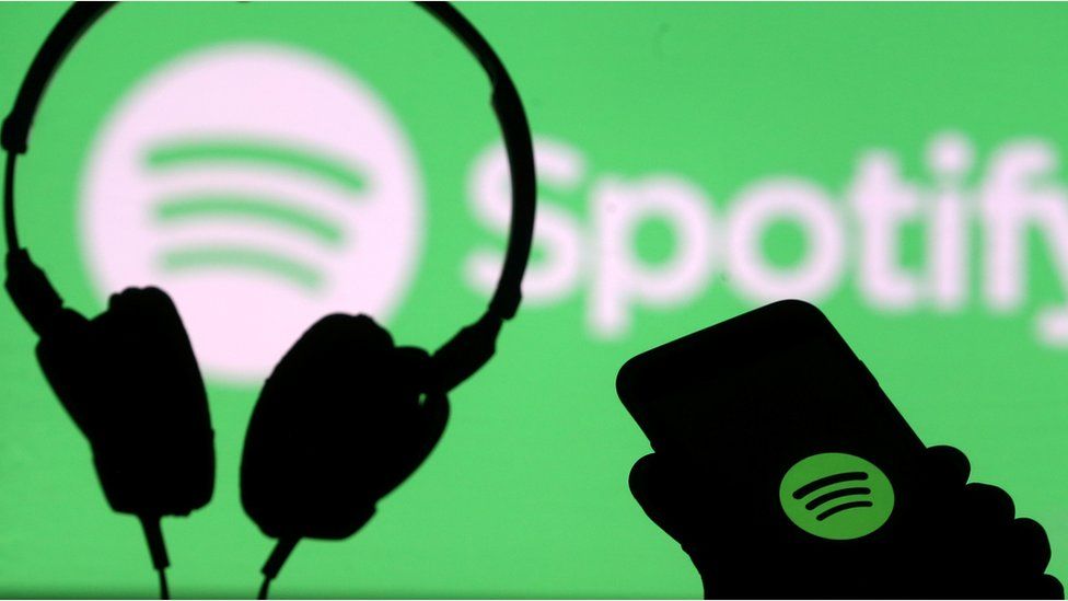 Логотип приложения Spotify с телефоном и наушниками