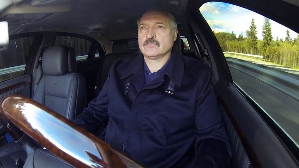 Belarusian President Alexander Lukashenko sits in a car in Minsk (06 October 2015)