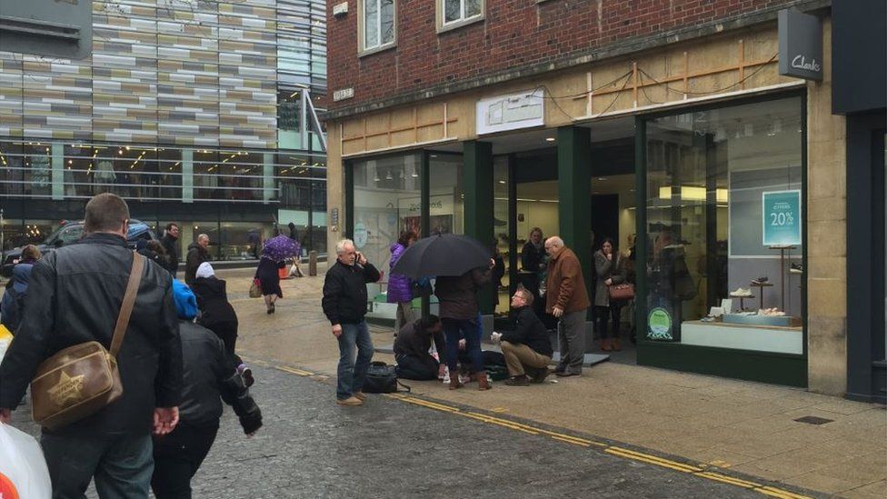 Forestående definitive essens Falling Norwich Clarks shoe shop sign injures woman - BBC News